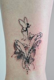 fotografitë e tatuazheve me peshq të vegjël dhe kafkë mund të shihen në këmbë
