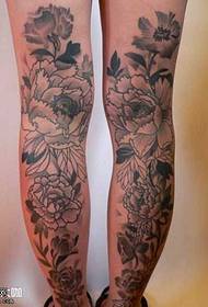 padrão de tatuagem de flor preto e branco de perna