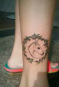 pony musoro tattoo poda yakakomberedzwa ne garland