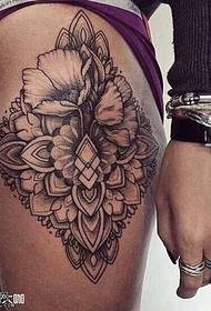 шема на тетоважа на цвеќе на нозе