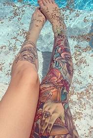 partager un groupe de conceptions de tatouage de jambe de femme grande fleur à la mode