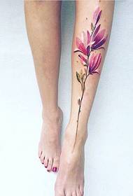 akvareļu ziedu tetovējuma raksts uz kreisās kājas