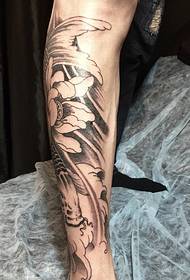Motivo tatuaggio gamba combinata Lotus e calamari