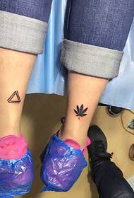 dalawang magkakaibang mga pattern ng tattoo tattoo sa labas ng guya