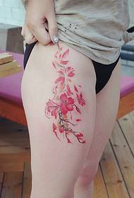 skaidrios baltos šlaunys turi žavingas gėlių tatuiruotes