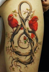 жена крака модна тенденция с татуировка на птици