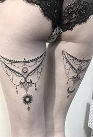 Muslos de chicas detrás del patrón de tatuaje sexy colgante