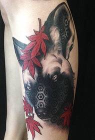 patrón de tatuaje de animal negro muy sorprendente en la pantorrilla