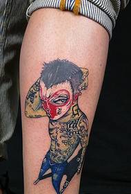 tatuaje artístico de la pantorrilla en la pantorrilla