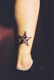 ຮູບແບບການສັກຢາ tattoo star ເປັນຮູບດາວ