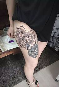 tatuaje de gato de flores combinado con tatuaje de tatuaje de pierna