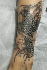 mustavalkoinen kalmari-tatuointikuvio vasikalla