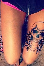 žensko bedro super seksi lubanjaHead uzorak tetovaže