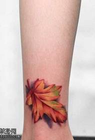 脚の赤いカエデの葉のタトゥーパターン