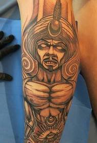 przystojny czarno-szary Aladyn z tatuażem przedstawiającym lampę na łydce