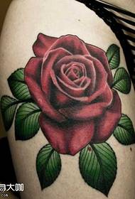 wzór tatuażu róży nogi