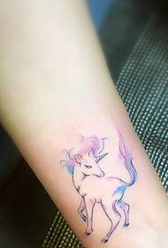 zgodan akvarelni poni tetovaža uzorak na nozi