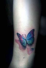Benen sitter fast med en färgad tatuering med 3d-fjärils-tatuering