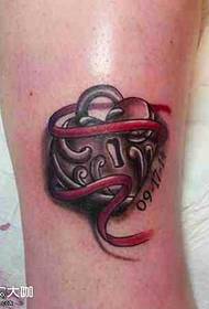 Uzorak tetovaže za zaključavanje srca nogu