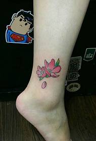 prekrasan cvjetni uzorak tetovaže na teletu