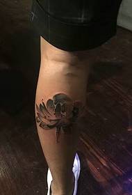 moško tele na čudovit vzorec cvetne tetovaže