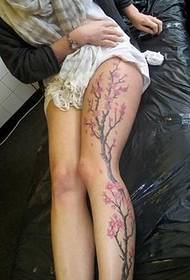 女性の完全な脚の桜のタトゥー画像