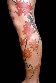 крак червен кленов лист татуировка модел