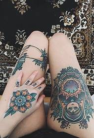 modne djevojke noge seksi uzorak tetovaža