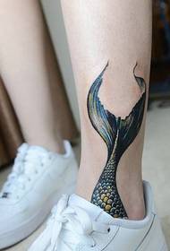 Pierna muy realista 3d Patrón de tatuaje de pez pequeño