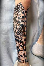 samec teľa Pekný čierny kmeňový totem tetovací vzor