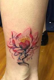 Baldırda parlak ve güzel renkli lotus dövme deseni