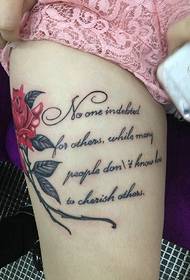 Буква англиска тетоважа со цвеќиња