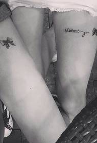 alkalmas párok és nővérek lábainak, angol tetoválásmintával