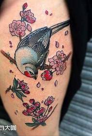 Patrón de tatuaje de ave ciruela pierna