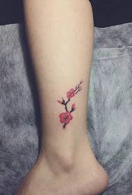 Μικρό φρέσκο και φυσικό μοτίβο τατουάζ μικρού λουλουδιού στο μοσχάρι