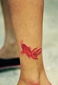 kleines goldfisch tattoo muster in der wade stecken