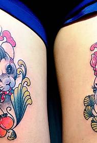 iki bacaklı renkli karikatür küçük hayvan dövme deseni