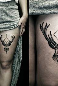 ženské geometrické tetovanie jelenej hlavy na ľavom stehne