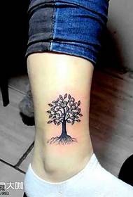 uzorak tetovaže stabla nogu