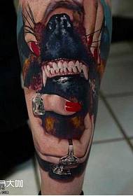 disegno del tatuaggio del dente di cane gamba