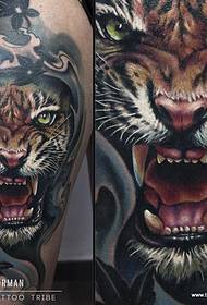 реална шема на тетоважа на тигар во боја на нозе