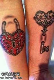 Patrón de tatuaje de llave de bloqueo de corazón rojo de pierna