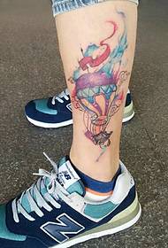 modelul de tatuaj cu balon de culoare hidrogen cu picioarele goale este tânăr