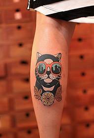 kvinnlig liten svart katt tatuering på den kvinnliga kalven