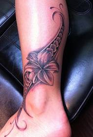 noga lijepa crno-bijela tetovaža totem