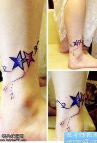Apuesto patrón de tatuaje de vid de estrella de cinco puntas