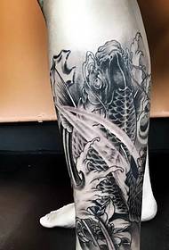 црно-бели узорак тетоваже лигње активан у телету