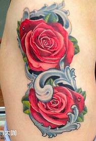 Красив модел ярка роза татуировка на краката