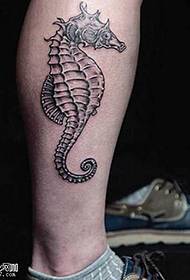 Modela Tattoo ya Hippocampus Leg