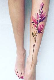 spilgts un skaists ziedu tetovējuma raksts uz kājas ārpuses